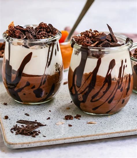 Gläser mit veganer Schokoladenmousse und Orangenzeste