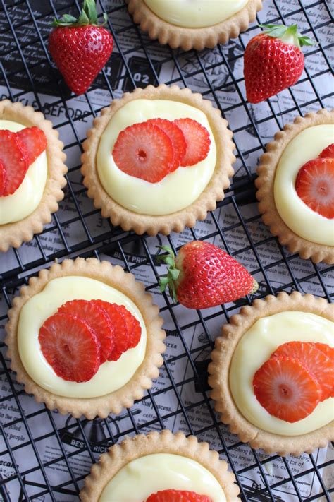 Gläser mit verschiedenen Avocado-Desserts: Mousse, Pudding, Tartelettes