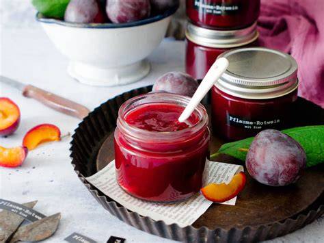 Gläser mit verschiedenen Birnenmarmeladen (Zimt, Ingwer, Rotwein)