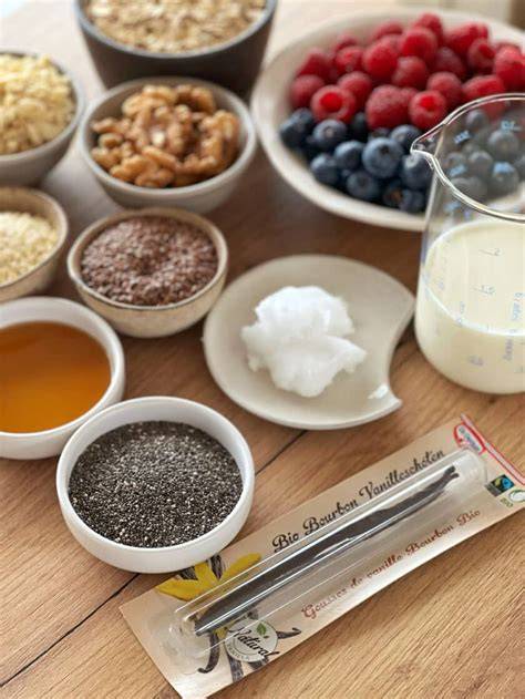 Gläser mit verschiedenen Chia-Pudding-Toppings: Beeren, Nüsse, Kokoschips