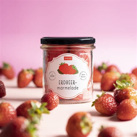 Gläser mit verschiedenen Erdbeermarmeladen im Regal