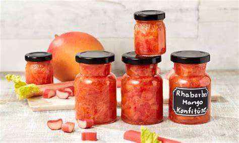 Gläser mit verschiedenen Fruchtmarks (Apfel, Rhabarber, Mango)
