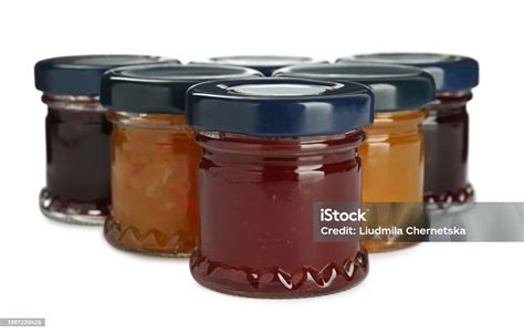 Gläser mit verschiedenen Marmeladen