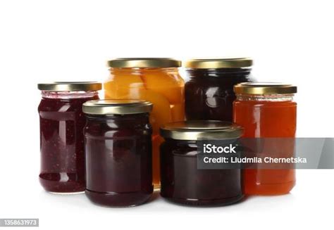 Gläser mit verschiedenen Marmeladen-Geschmacksrichtungen