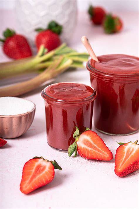 Gläser mit verschiedenen Marmeladenvarianten (Vanille, Minze, Rhabarber)