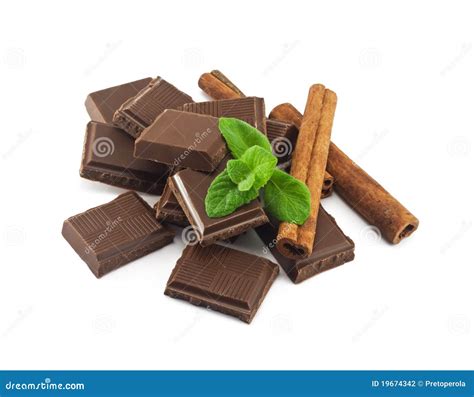 Gläser mit verschiedenen Marmeladenvariationen: Minze, Schokolade, Zimt