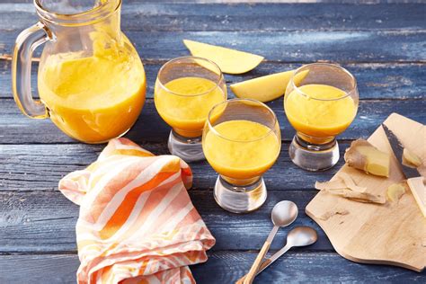 Gläser mit verschiedenen Sanddorn-Aufstrichen (Mango, Ingwer, Orange)