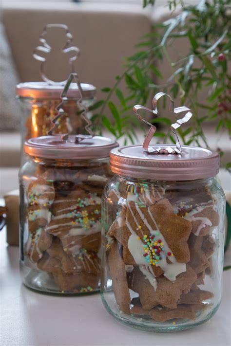 Gläser mit verschiedenen selbstgemachten Müslis als Geschenkidee