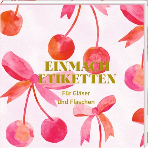 Gläser mit verzierten Etiketten und Stoffhütchen