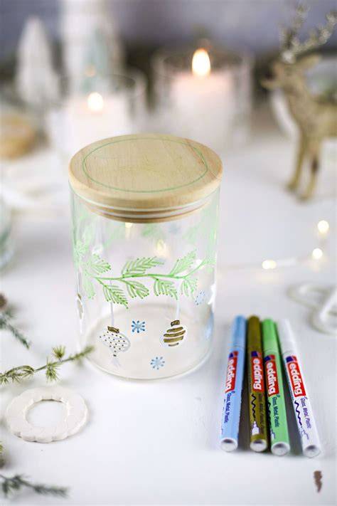 Gläser mit verzierten Schoko-Mandeln als Geschenk
