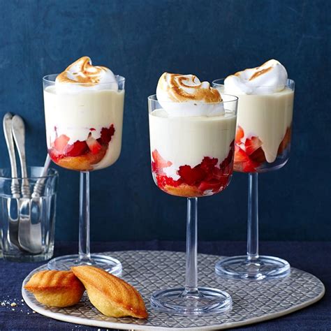 Gläser mit vorbereiteten Desserts