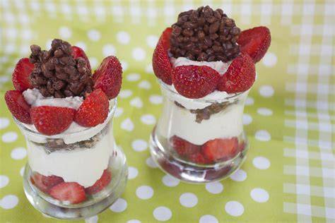 Gläser mit weißer Schokoladencreme und Erdbeersauce