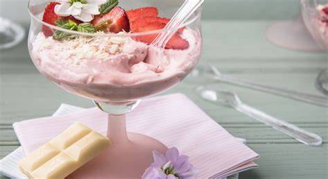 Gläser mit weißer Schokoladenmousse und Beeren
