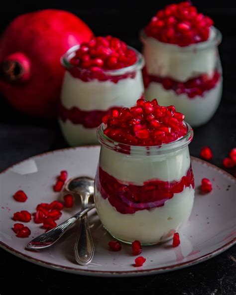 Gläser mit weißer Schokoladenmousse und Granatapfelkernen