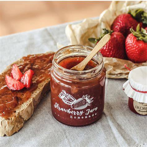Gläser mit zweischichtiger Erdbeer-Weißer-Schokolade-Marmelade