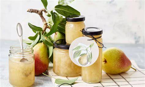 Gläser und Zutaten zur Birnenmarmelade