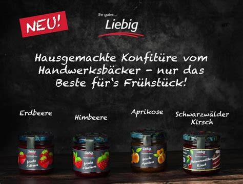 Gläser verschiedener Marmeladensorten (Erdbeere, Himbeere, Mango-Maracuja)