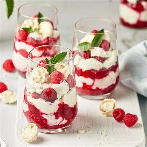 Gläser-mit-Buttercreme-und-Himbeeren