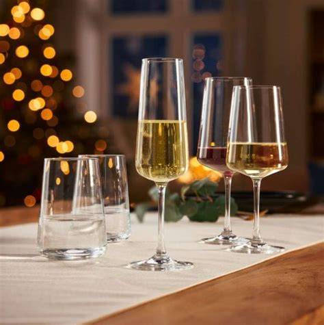 Gläseranordnung: Wasser, Weißwein, Rotwein, Dessertwein