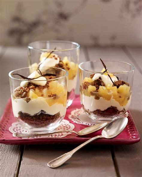 Gläserdessert mit Pumpernickel, Quittenkompott und Creme