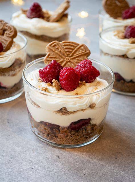Gläserdessert mit Winterbeeren, Mascarpone-Creme, Minze und Zimt