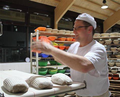 Gläserne Backstube: Bäcker bei der Arbeit