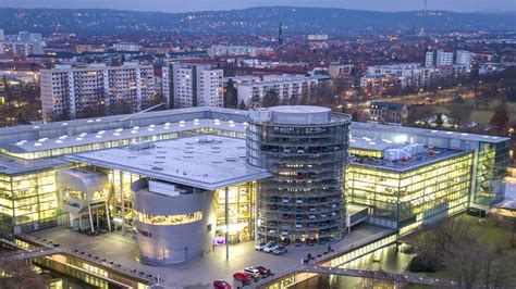 Gläserne Manufaktur: Blick durch die Glasscheibe auf die Herstellung
