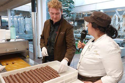 Gläserne Manufaktur: Chocolatier bei der Arbeit