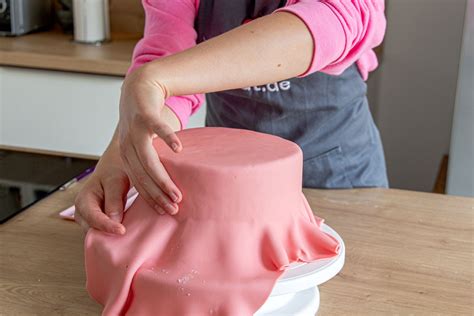 Glätten der Fondantdecke auf einer Torte