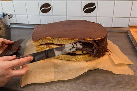 Glätten der Ganache mit heißem Messer