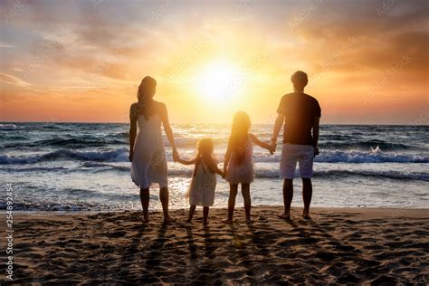 Glückliche Familie beim Bienenstich-Genuss