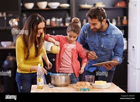 Glückliche Familie beim gemeinsamen Backen in der Küche
