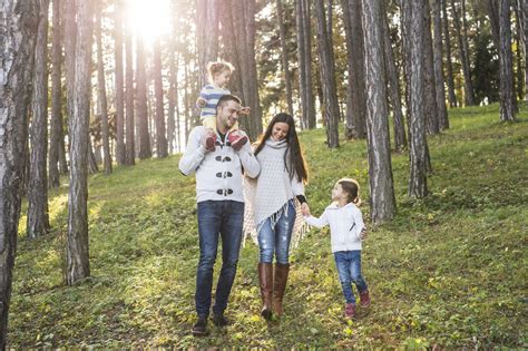 Glückliche Familie beim winterlichen Dessertgenuss