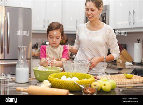 Glückliche Familie genießt Apfelkuchen in der Küche
