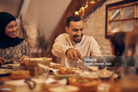 Glückliche Familie genießt Kuchen aus 3 Eiern am Tisch