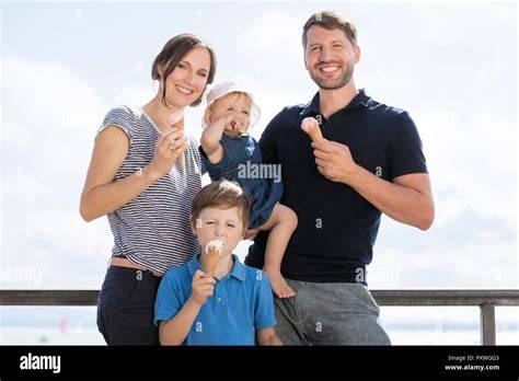 Glückliche Familie mit selbstgemachtem Eis aus Unold 48806