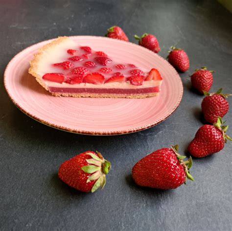 Glückliche Gäste beim Servieren der Erdbeertarte, Sommerfest