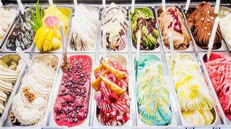 Glückliche Gäste sitzen draußen vor der Eisdiele Al Gelato