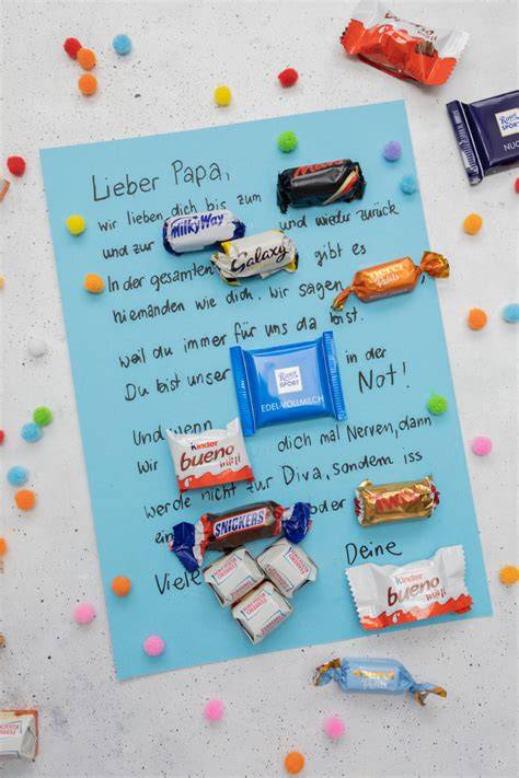 Glückliche Kinder beim Schokolade basteln für Papa