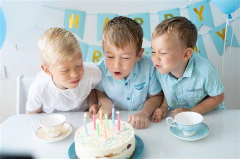 Glückliche Kinder mit blauen Eisbechern