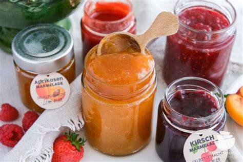 Glückliche Marmeladenköche mit selbstgemachter Marmelade