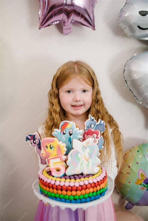 Glückliches Kind mit My Little Pony Geburtstagstorte