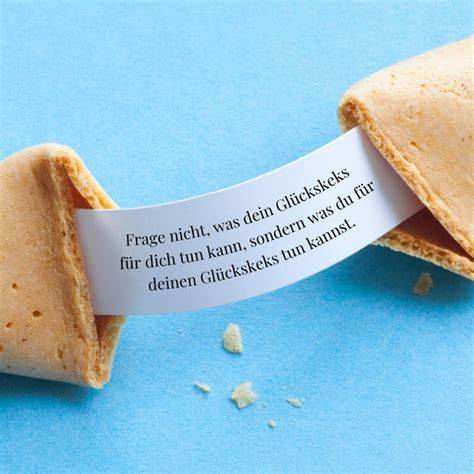 Glückskeks mit herausgezogenem Spruch