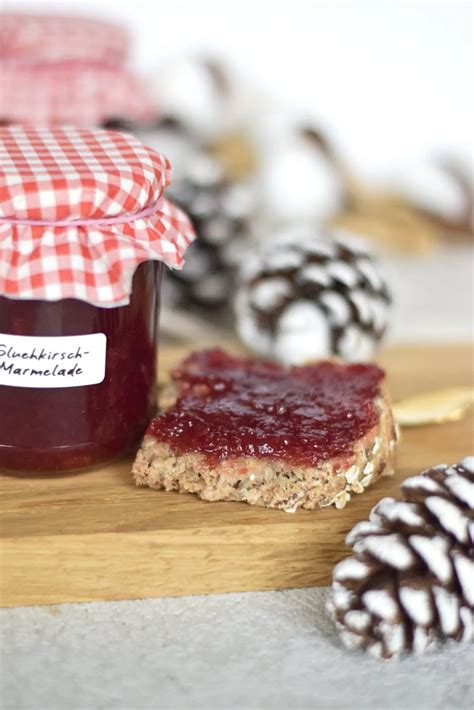 Glüh-Kirsch-Marmelade auf Brot und festlichem Tisch