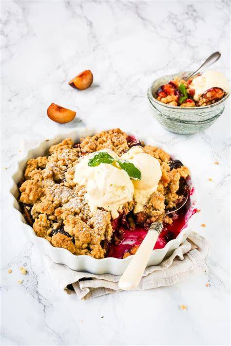 Glühwein Pflaumen Crumble mit Zimtbaiser-Sternen