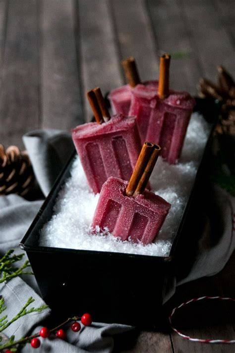 Glühwein-Eis am Stiel mit Zimtstangen als Stiele