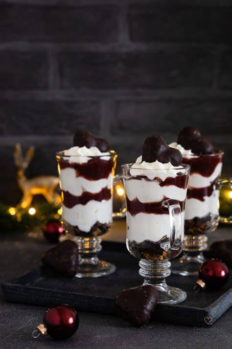 Glühwein-Kirsch-Dessert mit Lebkuchen in Weckgläsern