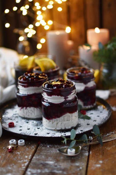 Glühwein-Mousse mit Kompott in Dessertgläsern geschichtet