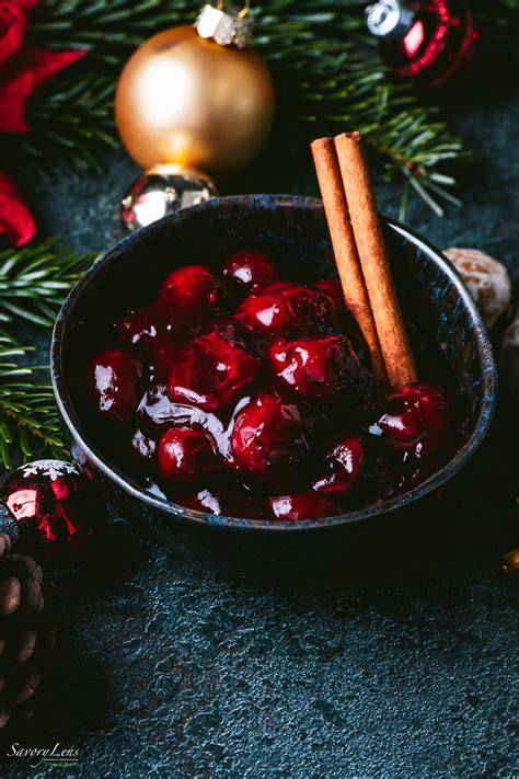 Glühweinkirschen im sirupartigen Glühweinsud