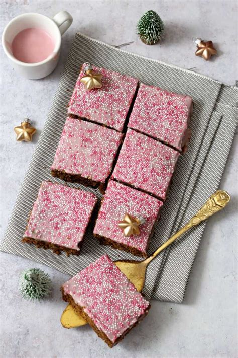 Glühweinkuchen vom Blech mit rosa Guss und Schokostreuseln